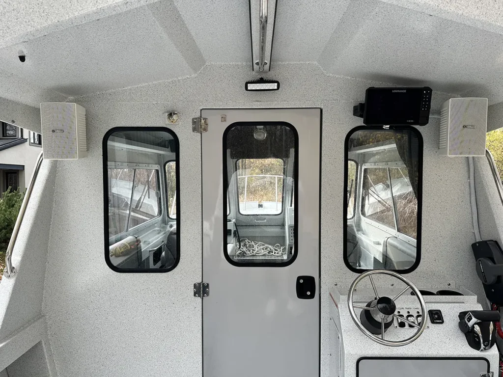 Rear steering station with HDS Live screen and Yamaha marine speakers